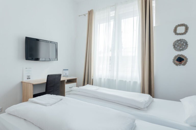 Hotel Hanseat Hamburg room with TV