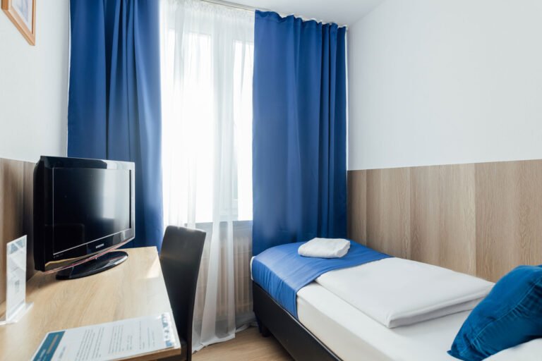 Hotel Hanseat Hamburg single room with TV