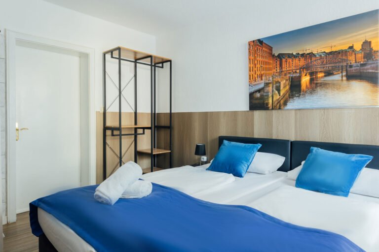 Guest room with twin beds at Hotel Hanseat Hamburg