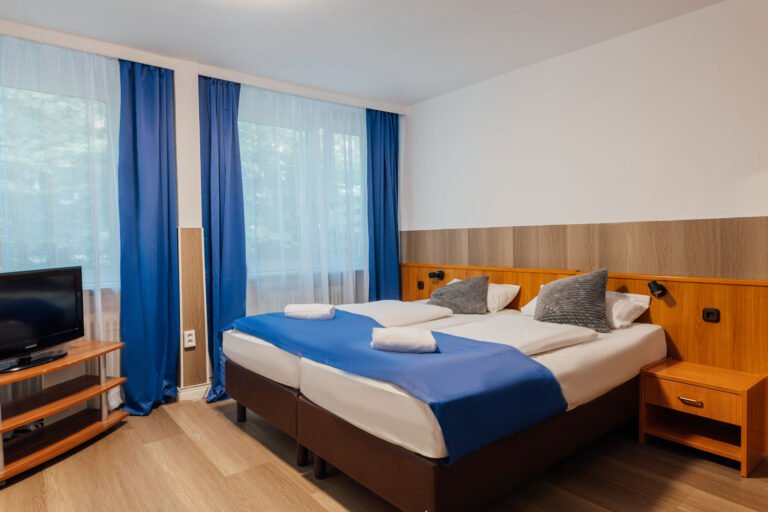 Hotel Hanseat Hamburg guest room with twin beds