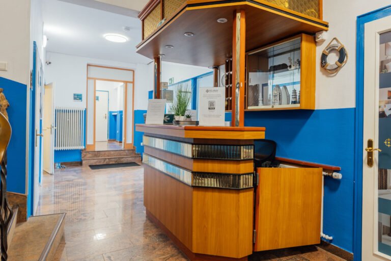 Hotel Hanseat Hamburg reception desk