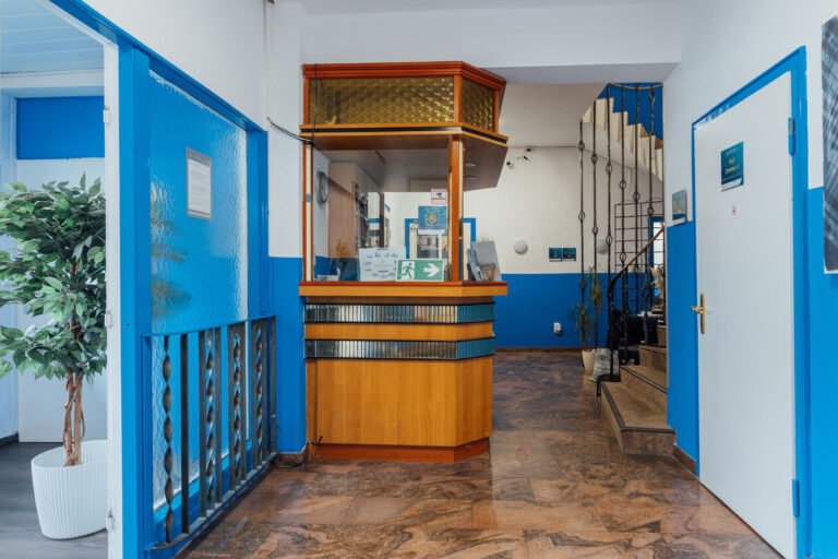 Hotel Hanseat Hamburg reception and lobby