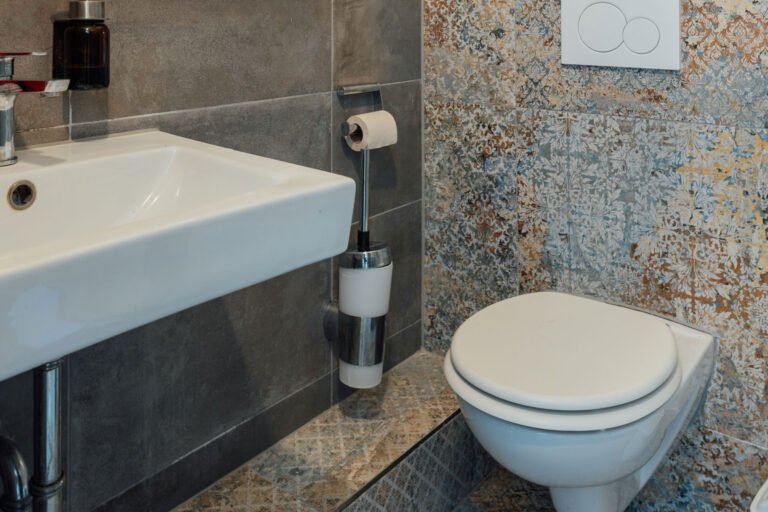 Hotel Hanseat Hamburg bathroom with sink and toilet